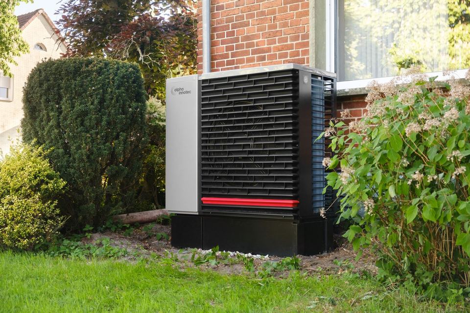 Pompe à chaleur air/eau dans un jardin