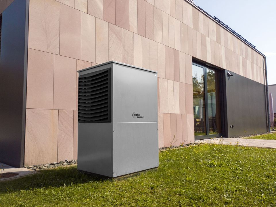Pompe à chaleur air/eau installée à l'extérieur d'une maison